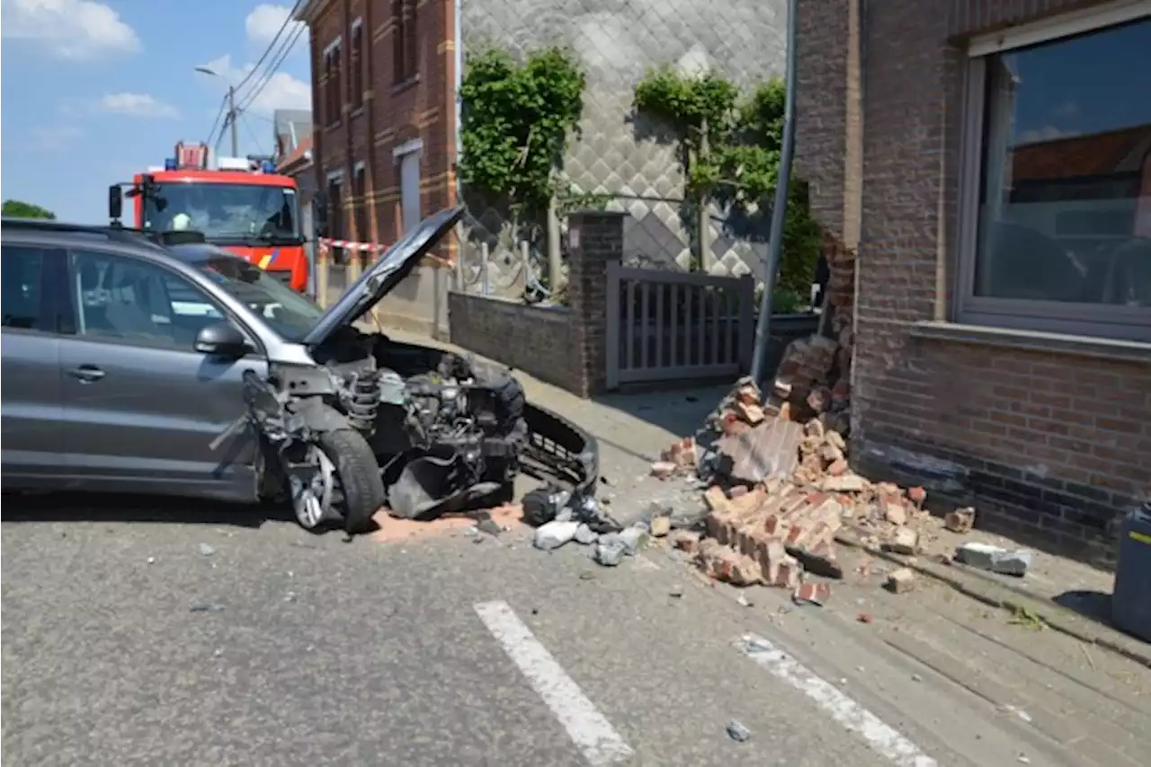 Vrouw valt in slaap en rijdt tegen gevel