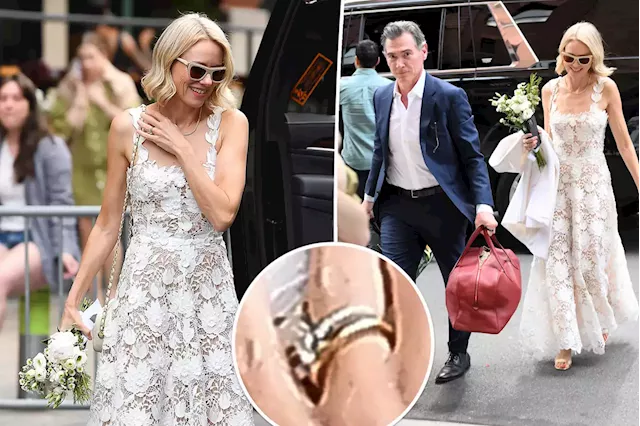 Naomi Watts Marries Billy Crudup Wearing $5K Wedding Dress and Carrying  Deli Flowers: Photos
