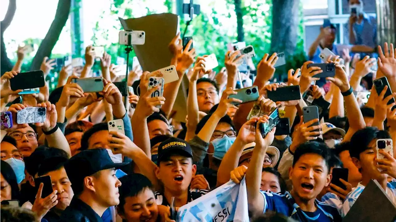 Euforia y locura por la llegada de la Selección Argentina a Beijing