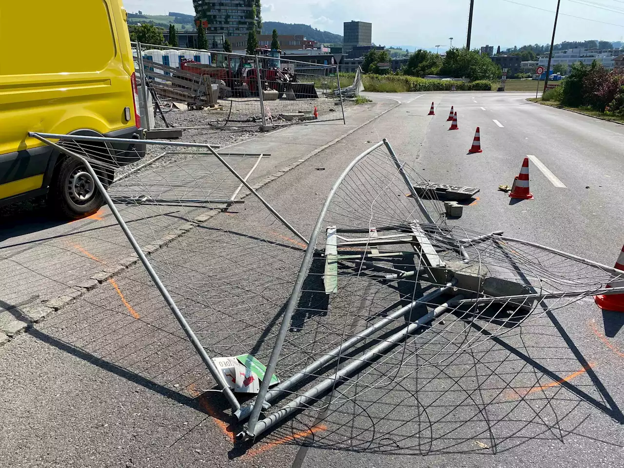 Risch Rotkreuz ZG: Autofahrer (24) prallt bei Fluchtfahrt in Baustelle