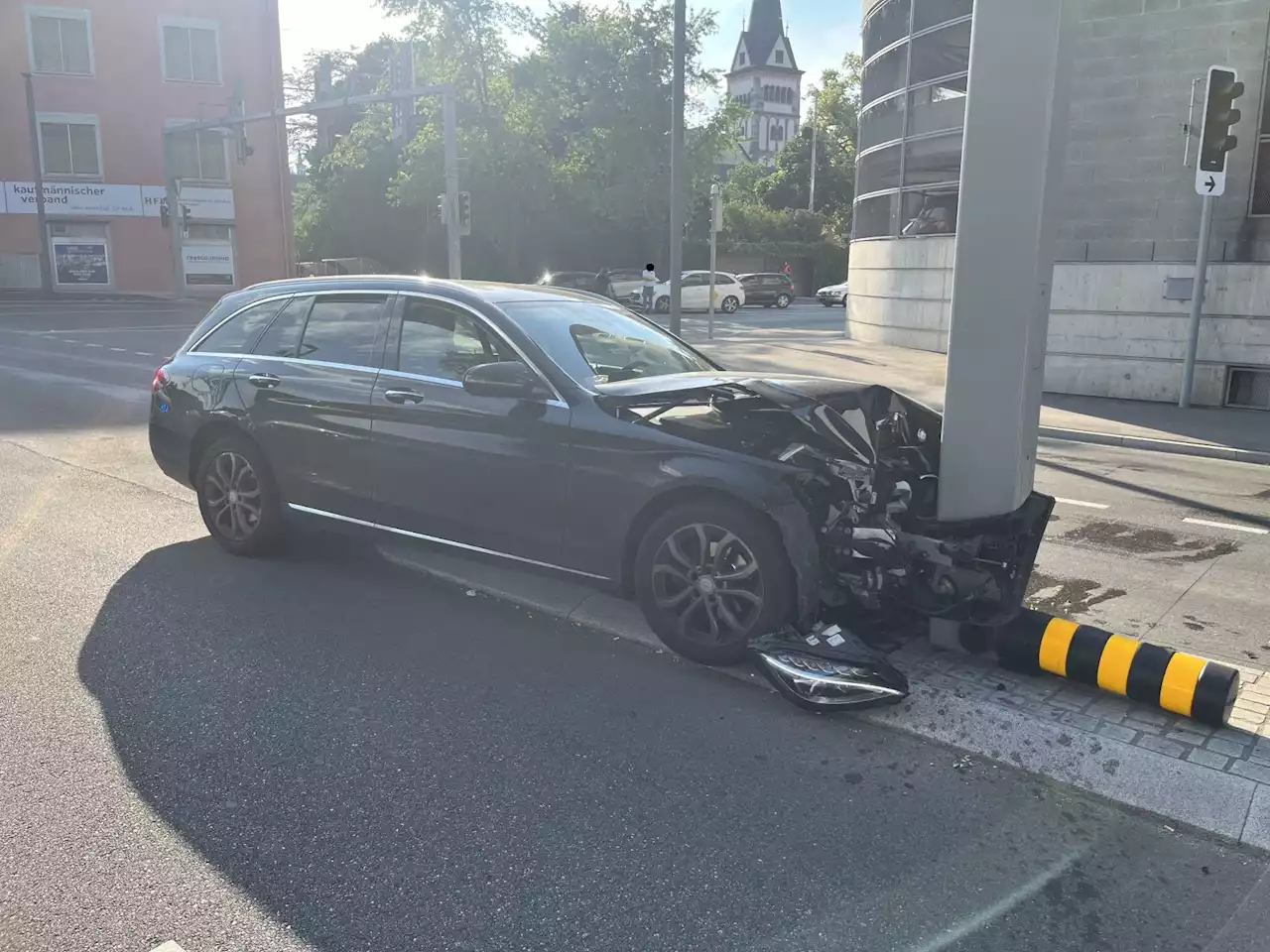 Stadt Schaffhausen SH: Mercedes-Fahrerin (50) kollidiert mit Metallpfosten