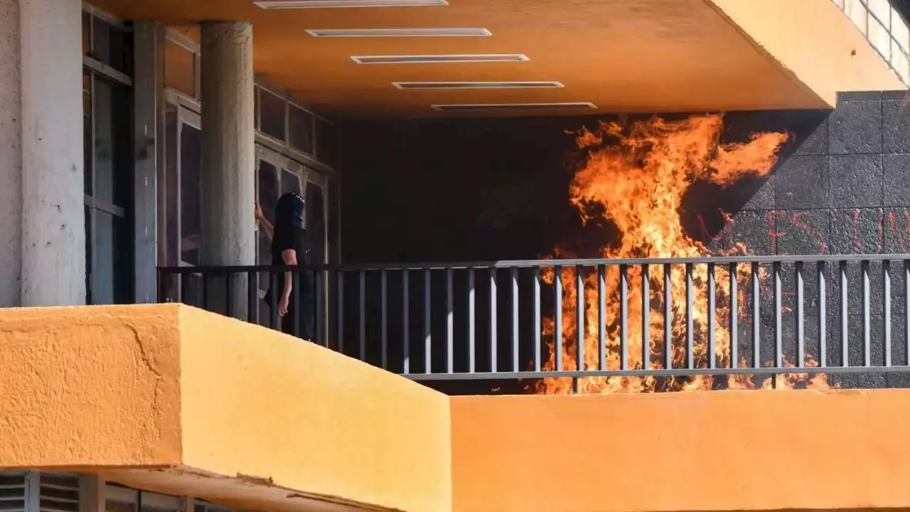 Vandalizan Rectoría en marcha de estudiantes contra director de la Facultad de Artes y Diseño