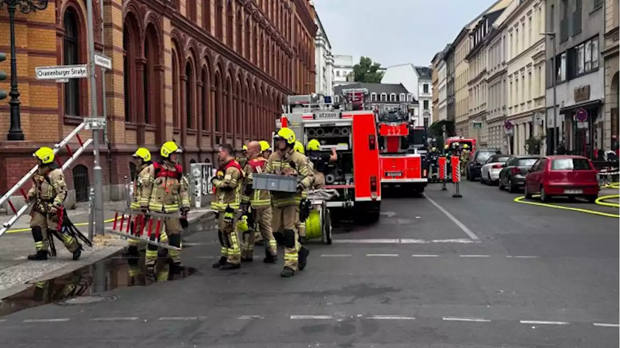 Feuerwehr löscht Dachstuhlbrand in der Oranienburger Straße