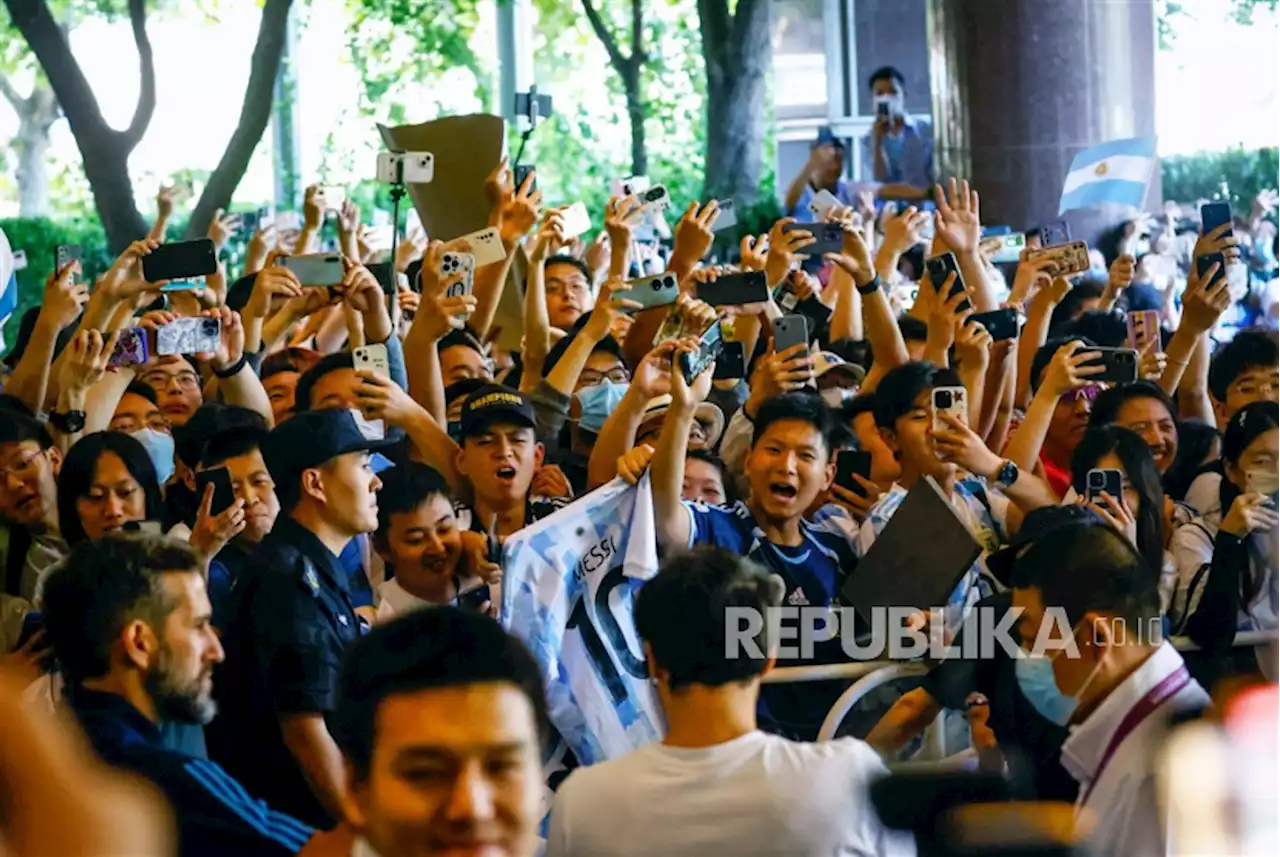 Messi Tiba di Beijing, Ratusan Penggemar Tunggu di Bandara dan Hotel |Republika Online