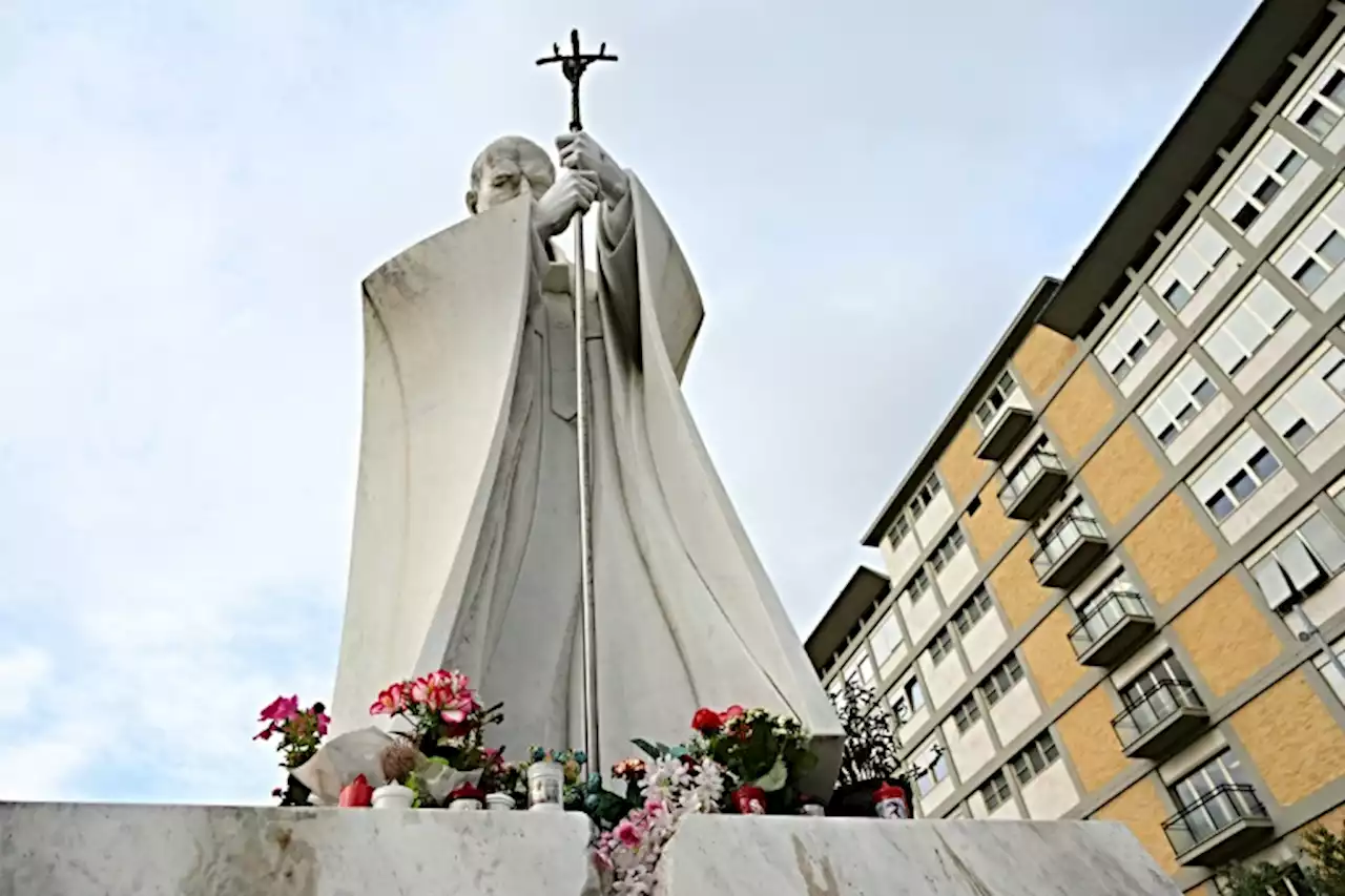 Papa está bem, mas não fará Ângelus de domingo em público