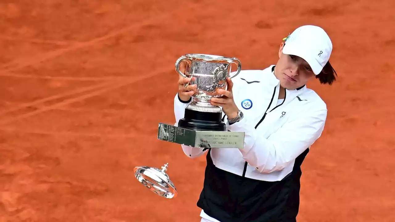 Roland-Garros: petit moment de solitude pour Swiatek, qui a endommagé son trophée après sa victoire