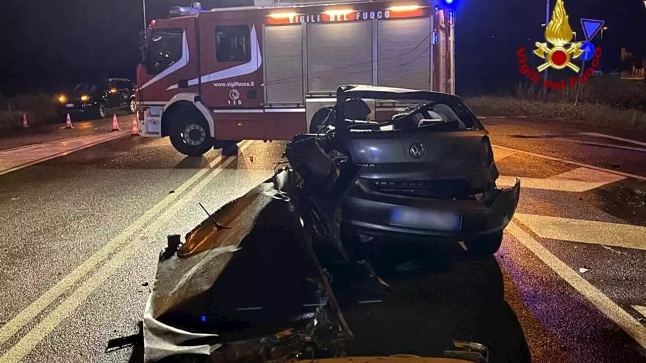 Terrificante schianto frontale tra auto e furgone: 3 morti e 3 feriti