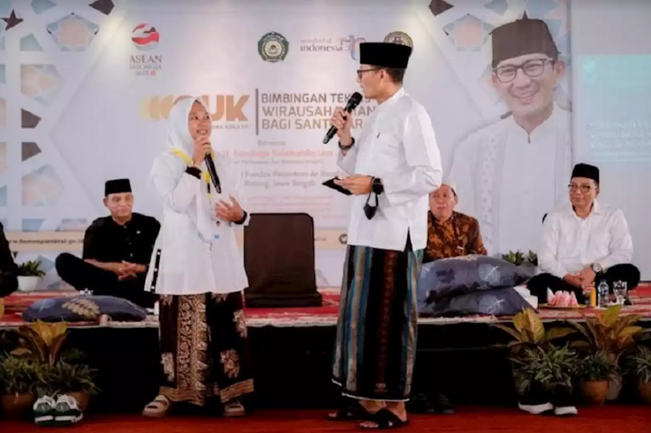 Kunjungi Pesantren Ar Raudhoh Batang, Menparekraf Sandiaga Uno Beri Bimbingan Teknis Santri Go Digital