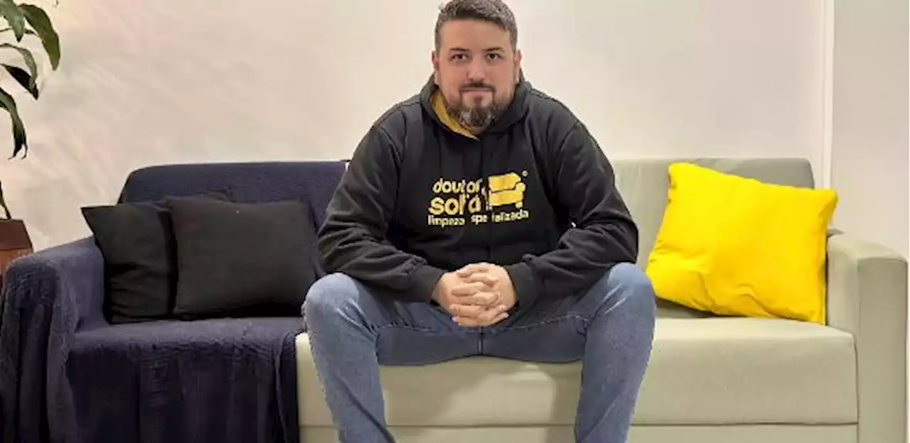 Ele aprendeu a limpar sofá com tutorial do YouTube e hoje tem 264 franquias