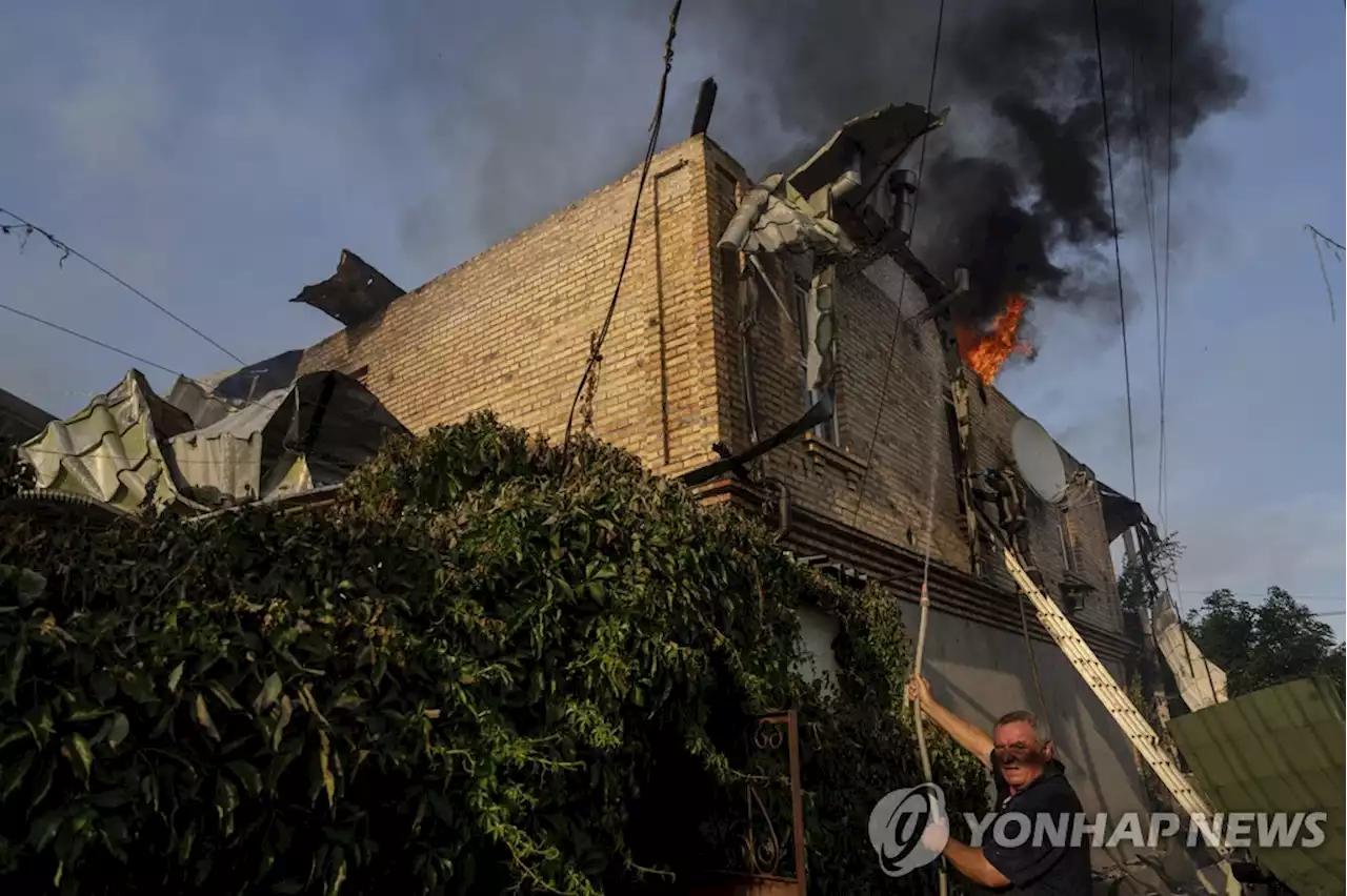 '폐허된 댐 위로 포탄 날아다녀'…홍수에도 우크라 곳곳 격전 | 연합뉴스