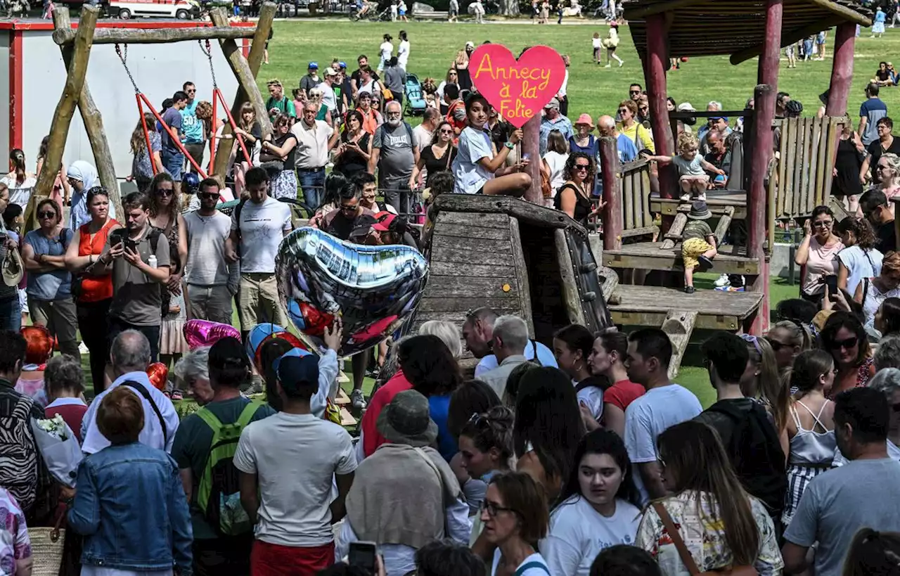 « Parlez-moi d’amour »… Annecy salue les victimes et héros de l’attaque