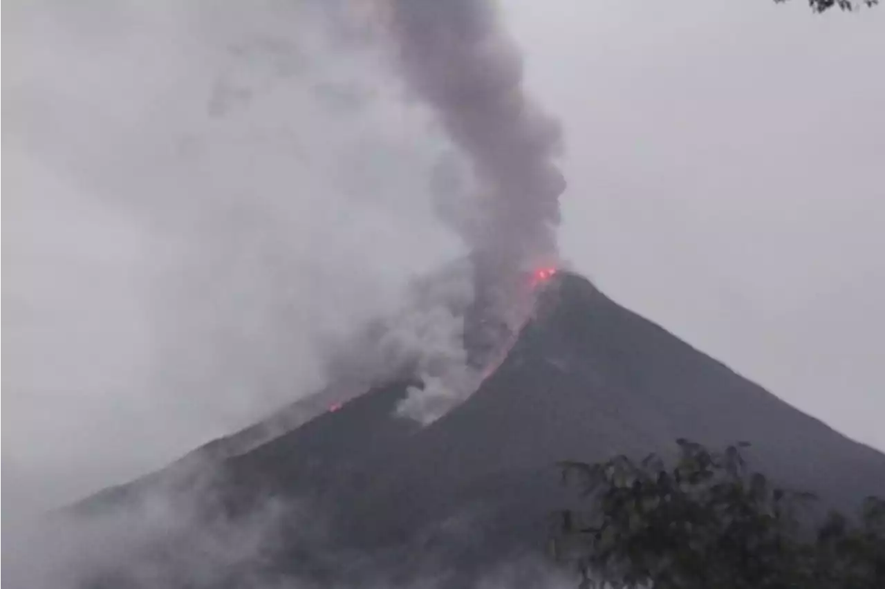 Pos PGA: Masih terjadi guguran lava Gunung Karangetang