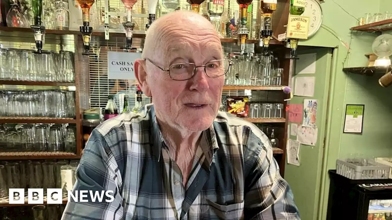 Powys: Man spends 60 years pulling pints behind same bar