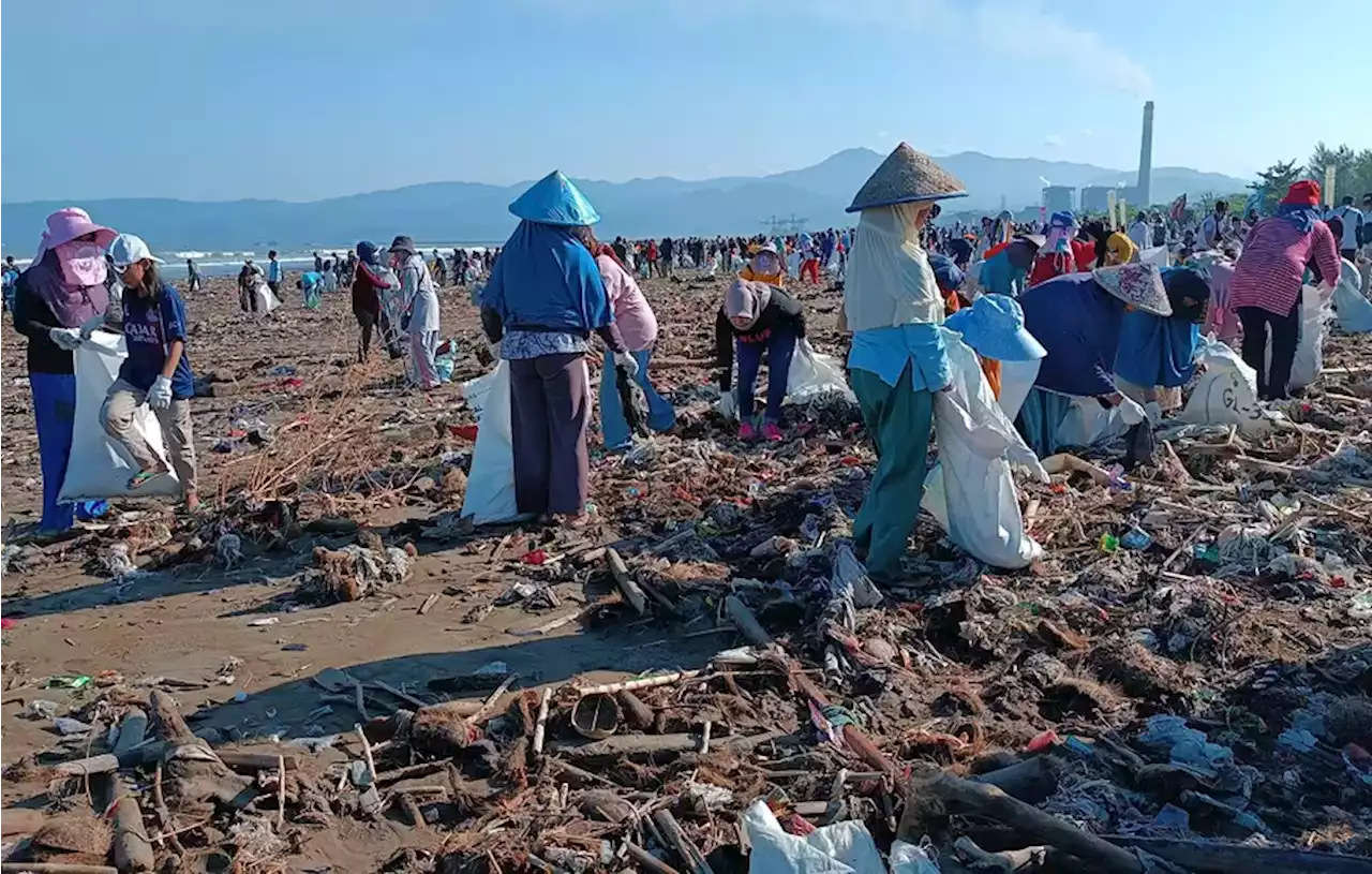 Warga Bersihkan Tumpukan Sampah di Pantai Talanca Loji Sukabumi