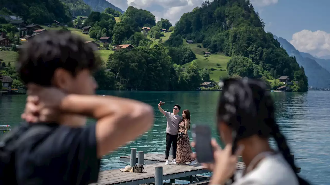 La jetée d'un petit village suisse submergée par les touristes à cause d'une série Netflix