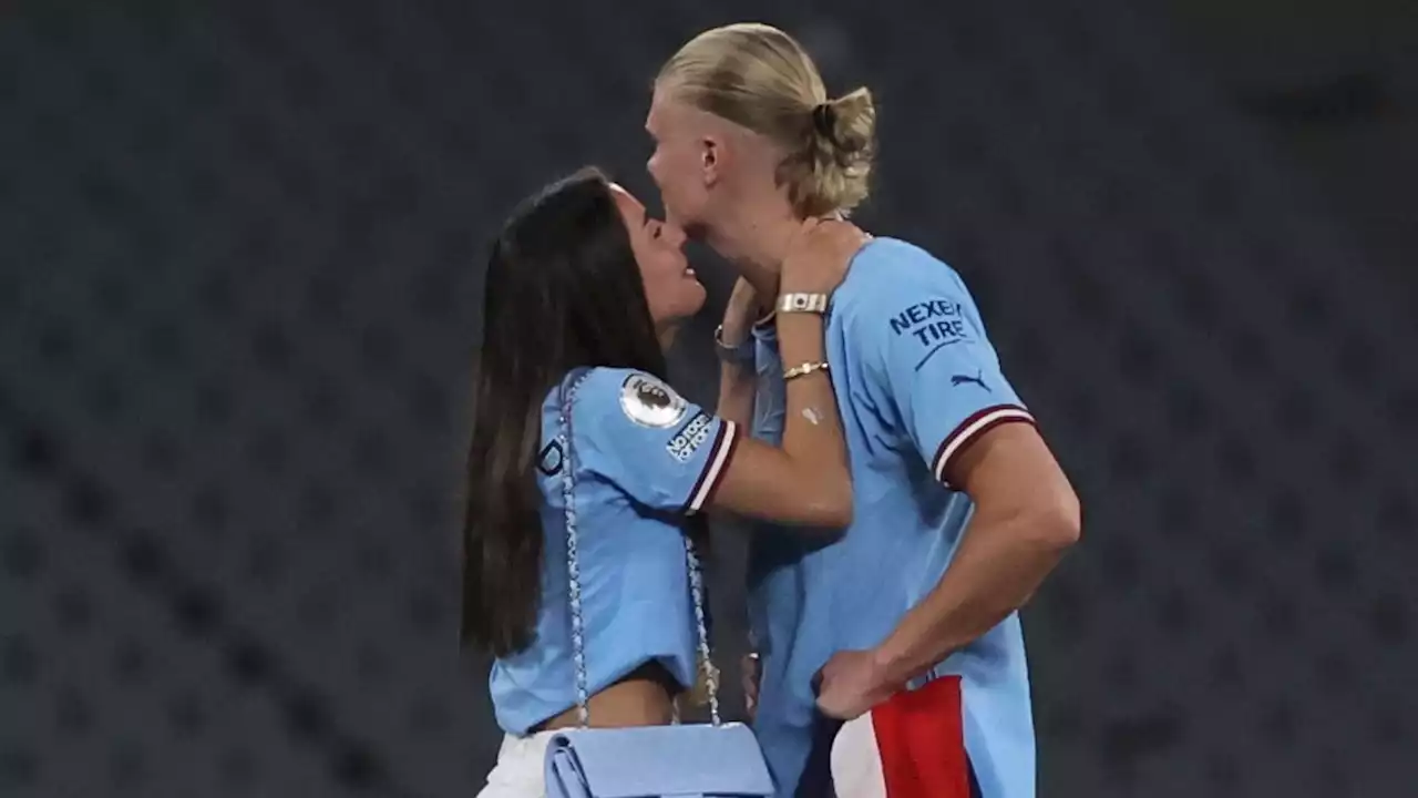 Erling Haaland feiert mit seiner Freundin Isabel nach dem Champions-League-Finale