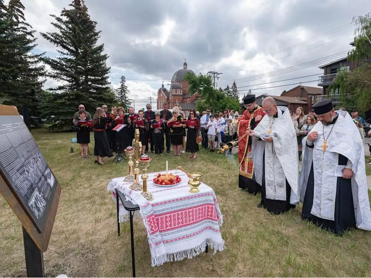 Monument recognizing Ukrainian internment during First World War unveiled in Calgary