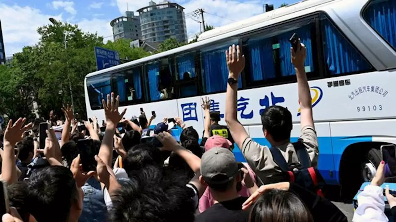 Potret Ratusan Fans Argentina Sambut Messi dan Tim di Hotel - Foto 1