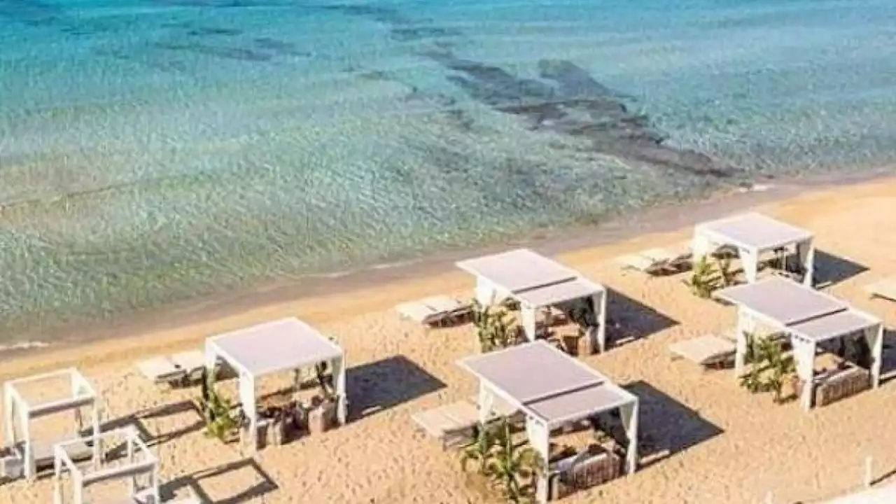 La spiaggia più cara d'Italia? È a Pescoluse, nel Salento: 1.010 euro per una giornata al mare al lido Cinque Vele Beach Club