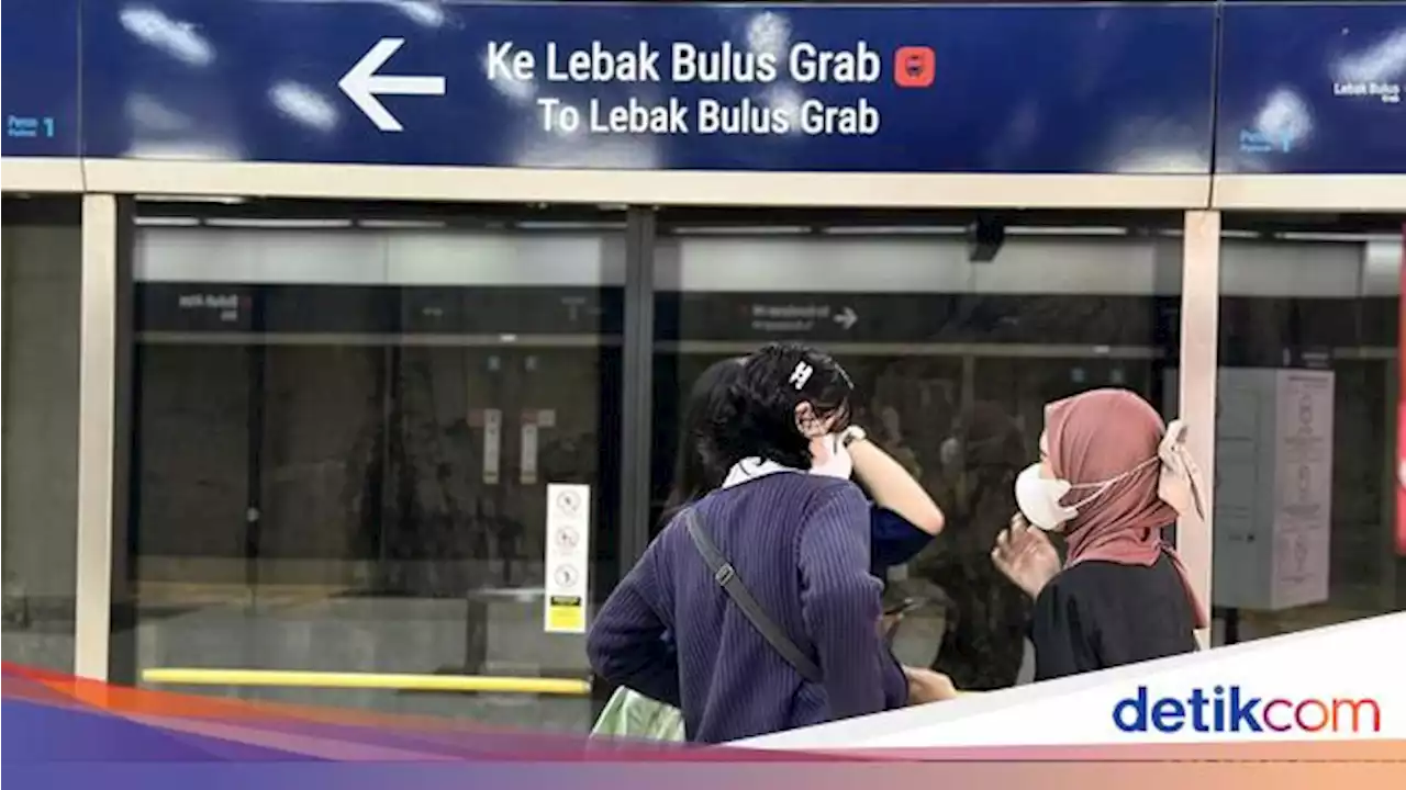 6 Foto Warga DKI Masih Nyaman Pakai Masker di MRT Meski Aturan Dicopot