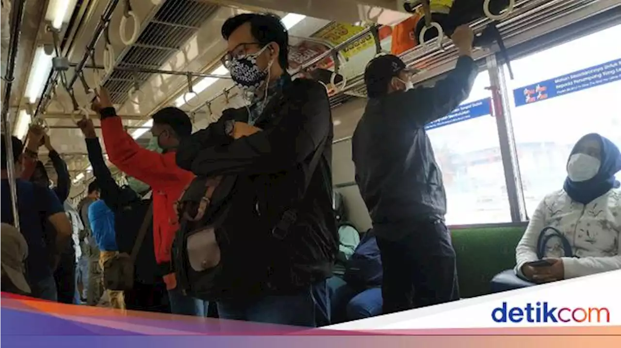 TransJ dan KRL Masih Wajibkan Penumpang Pakai Masker