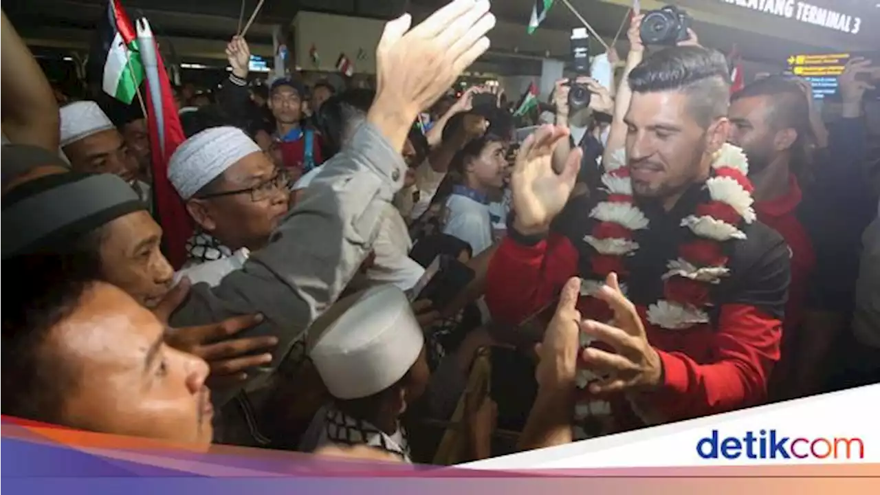 Antusias Pendukung Sambut Timnas Palestina di Bandara Soetta