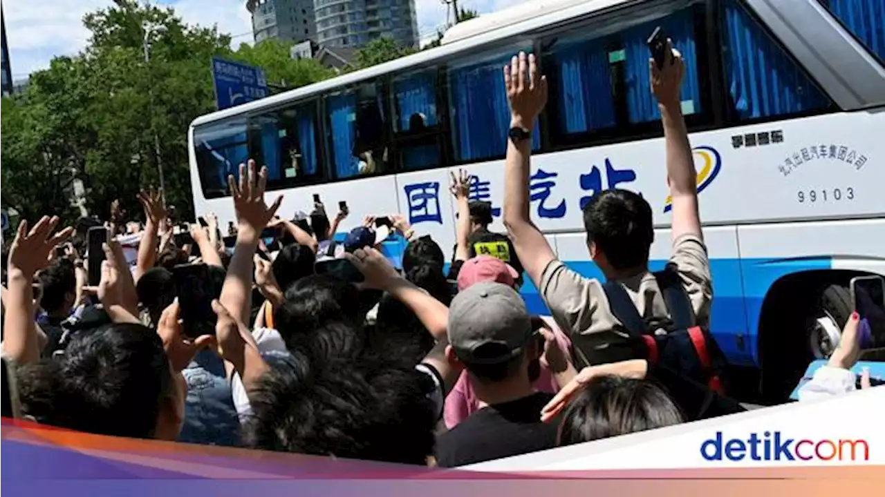 Sambutan Gila Fans Messi di China: Kepung Bandara, Kejar Bus