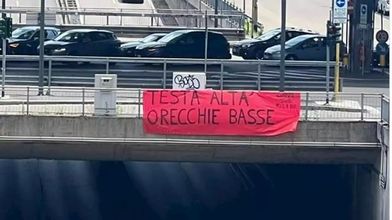 Gli sfottò della Curva Sud rossonera: 'Era la coppa che dovevi alzare, non la testa'