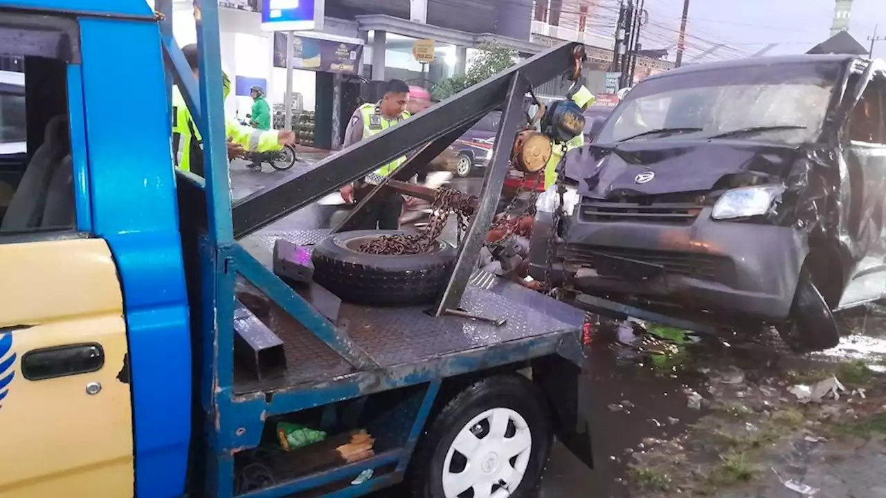 4 Tewas dalam Kecelakaan Pikap dengan Tiga Sepeda Motor di Malang