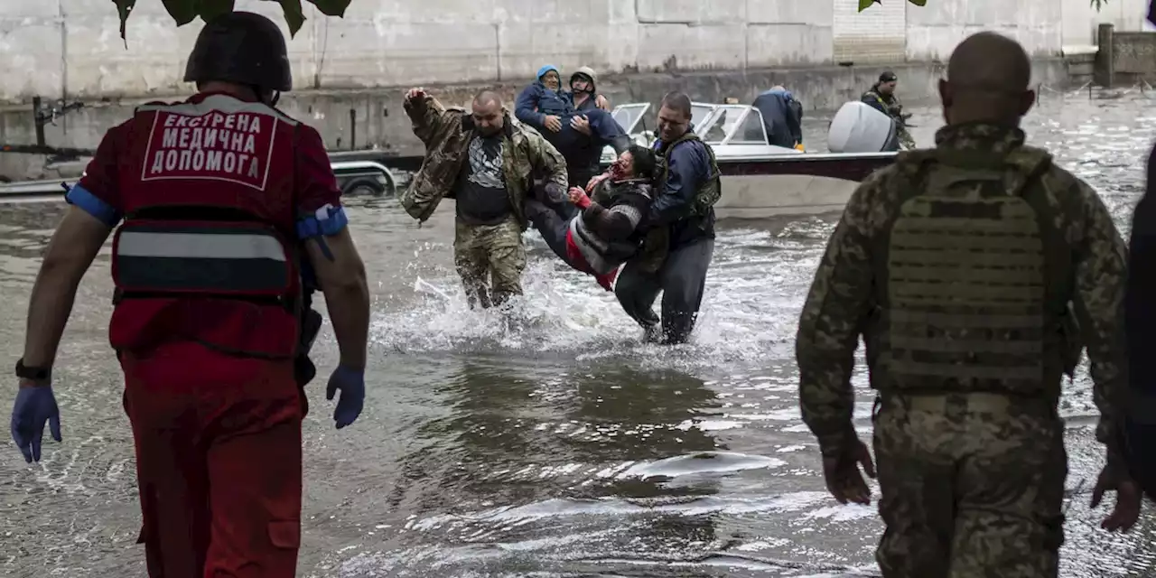 Il governatore della regione di Kherson dice che la Russia ha attaccato una barca durante l'evacuazione dei residenti dalle aree allagate, uccidendo tre persone - Il Post