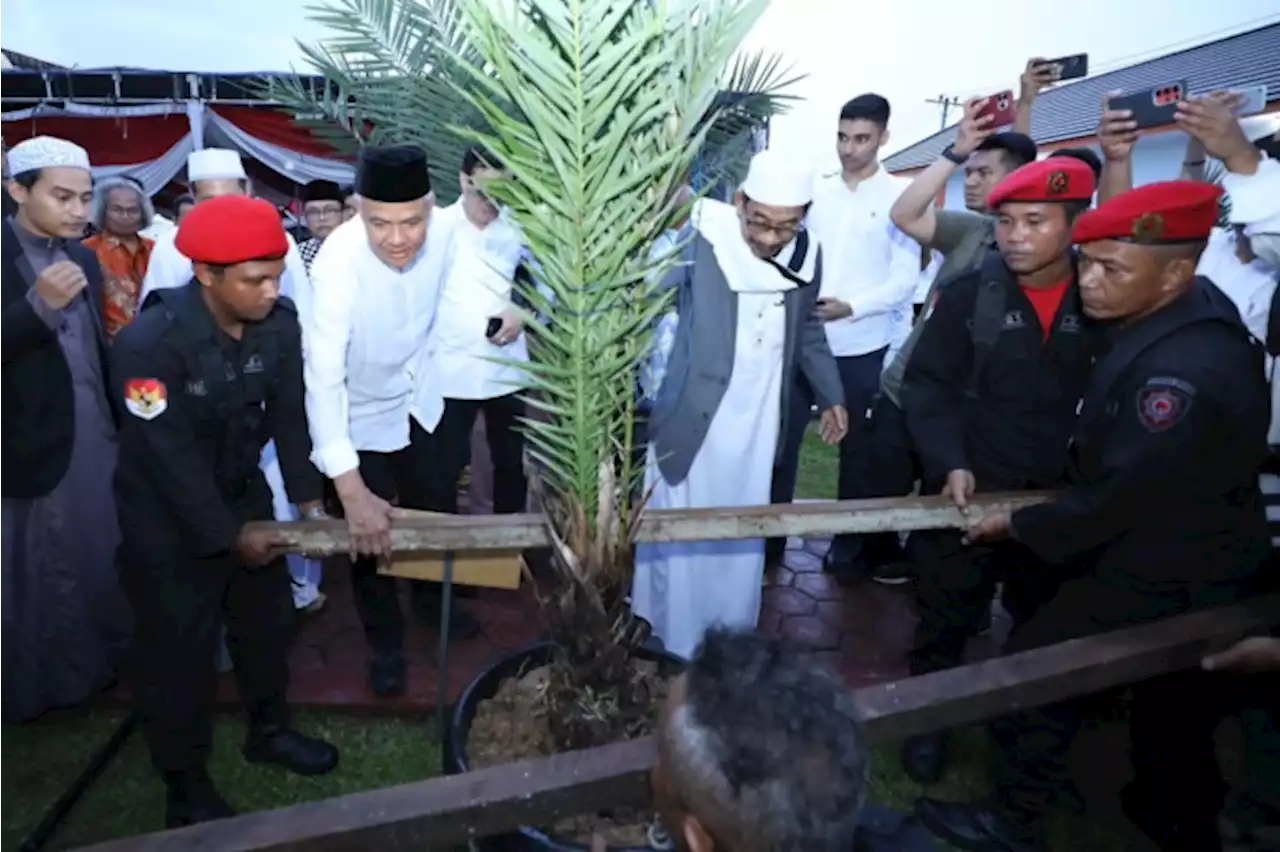 Disambut Hangat, Ganjar Ikut Nari Tor-Tor Bareng Santri Ponpes Al Kautsar Al Akbar Medan