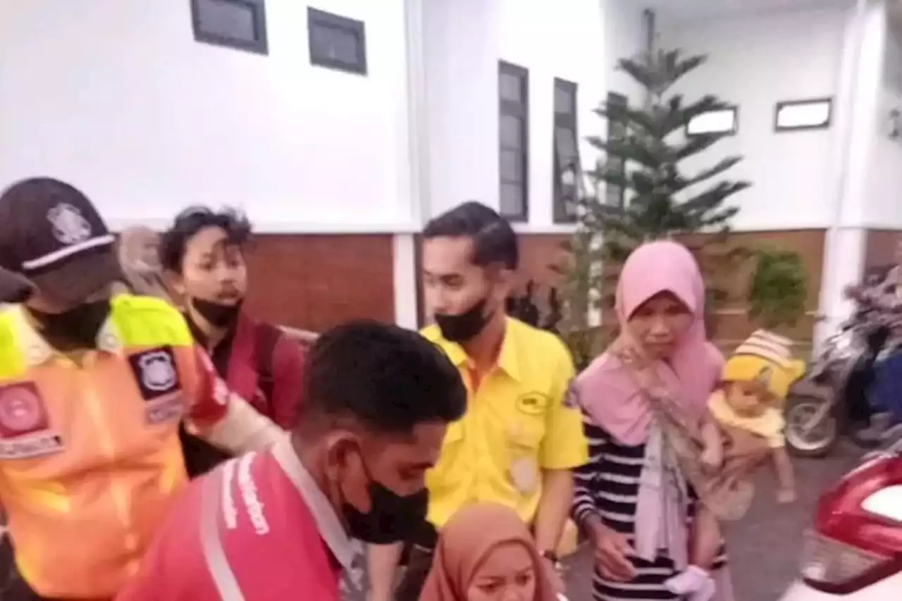 Petugas KA Komuter Bantu Ibu Melahirkan di Kereta Api - Jawa Pos