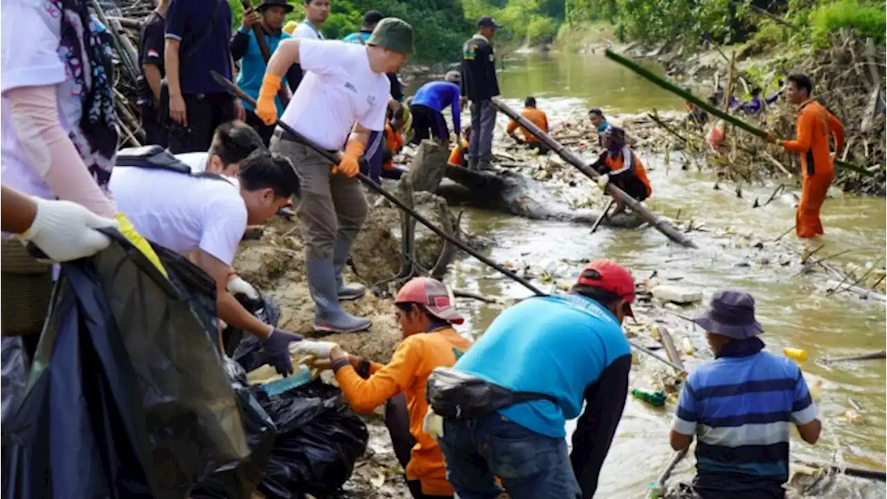 PLN Kerahkan Relawan Bersihkan Sungai dan Pantai Kalselteng