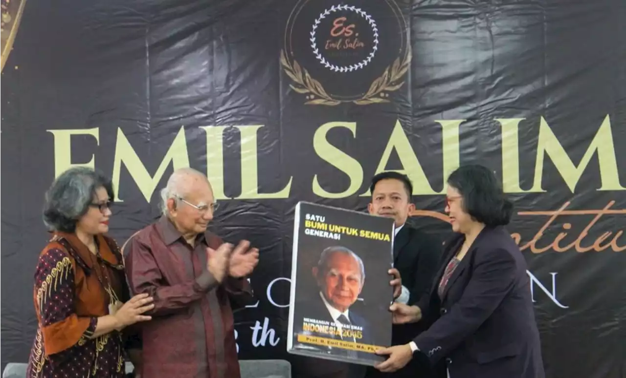 Rayakan HUT ke-93 Tahun, Emil Salim Deklarasi Satu Bumi untuk Semua Generasi