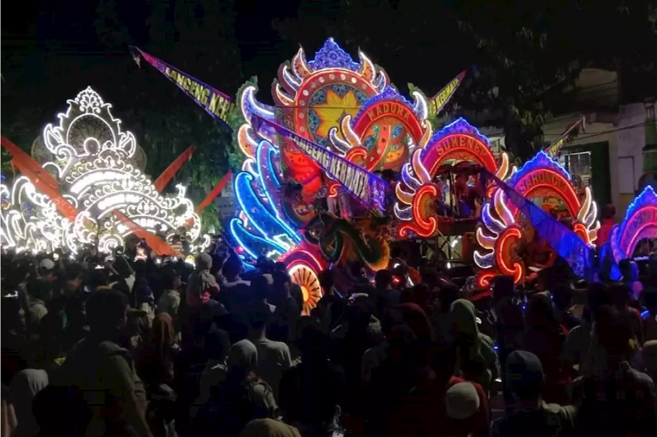 Warga Tumplek Blek Saksikan Parade Musik Tong-Tong di Sumenep