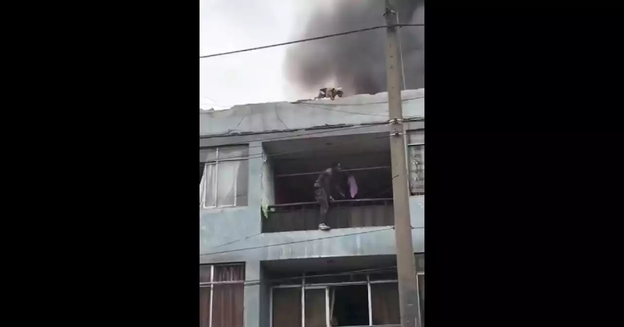 Colombiano rescató a 25 perritos de un incendio en Perú