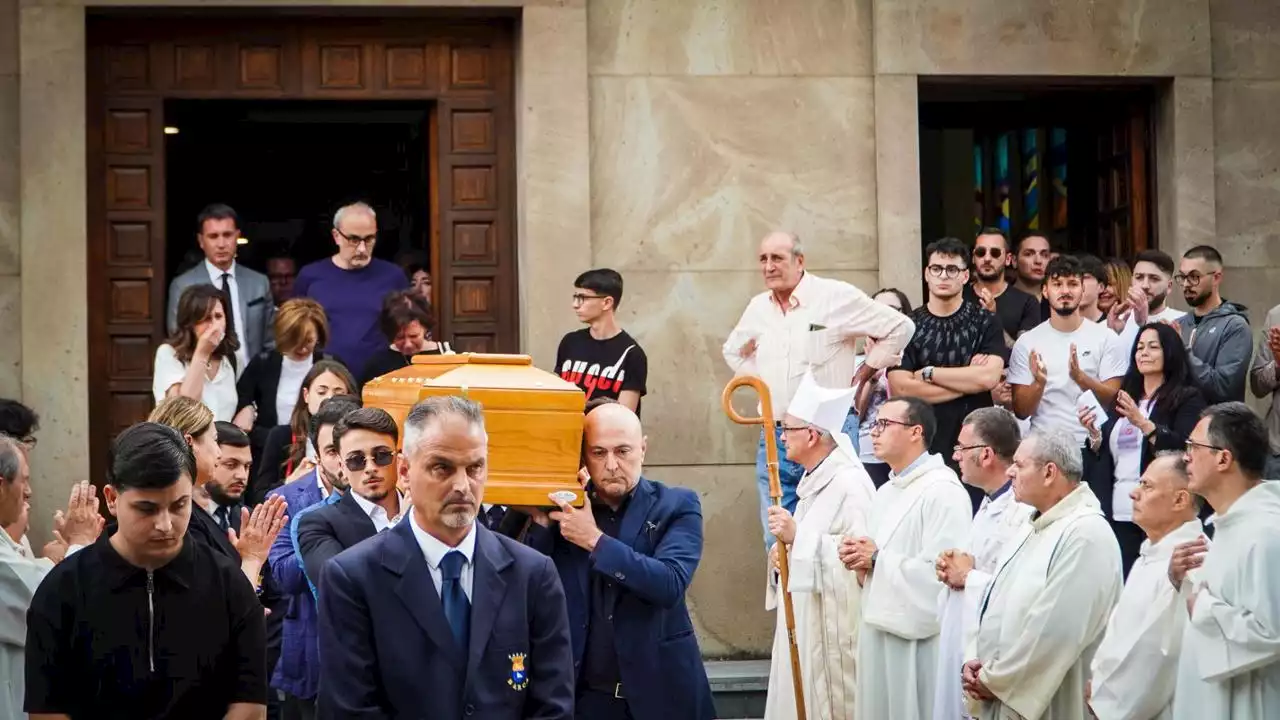 Palloncini bianchi e quel bacio della mamma ai funerali della figlia Giulia Tramontano. Il vescovo: “Una martire”