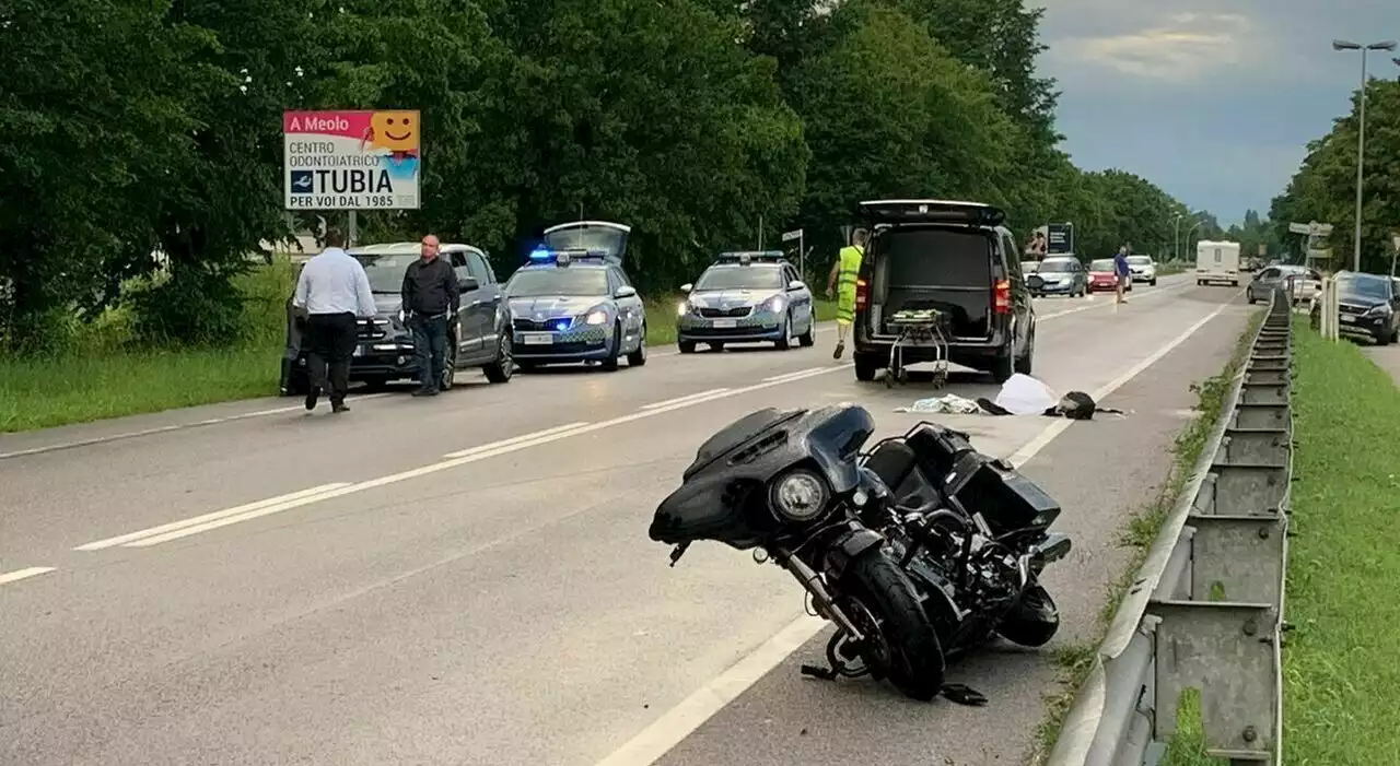 Incidente sulla Treviso Mare, motociclista si impiglia in un cavo spezzato dal maltempo: morto sul colpo