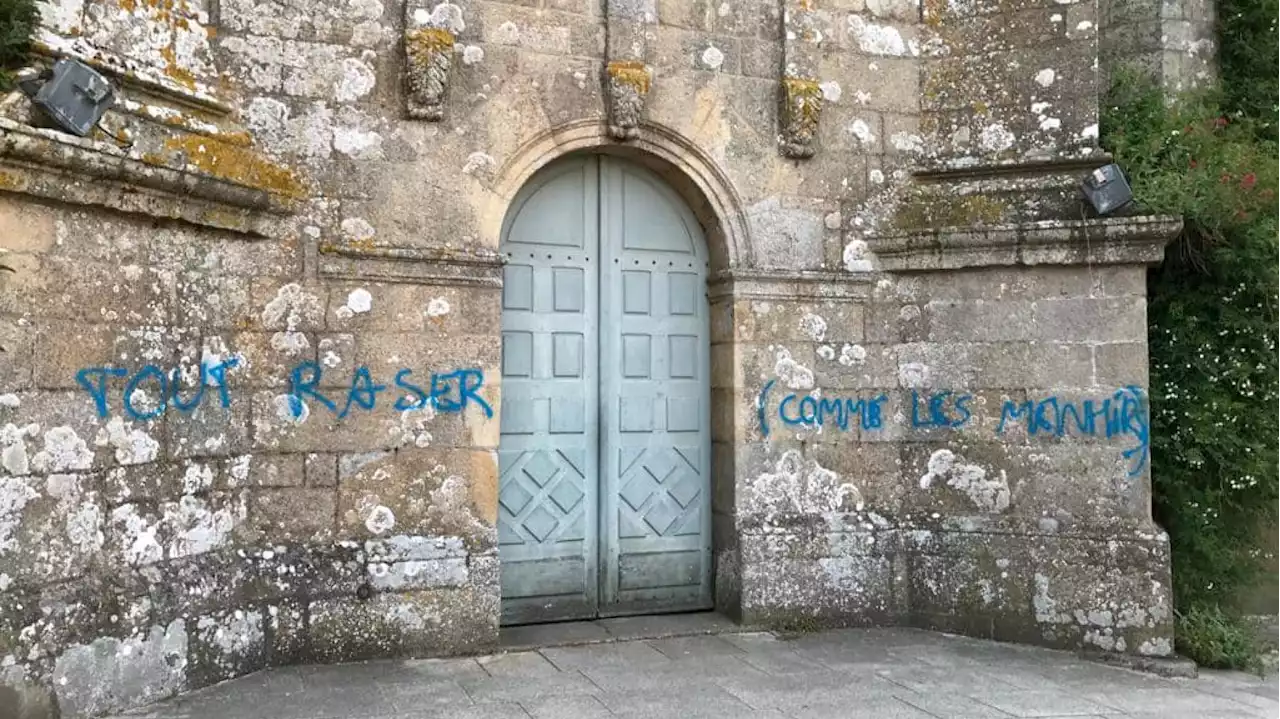 L’église de Carnac taguée après la polémique sur les menhirs détruits