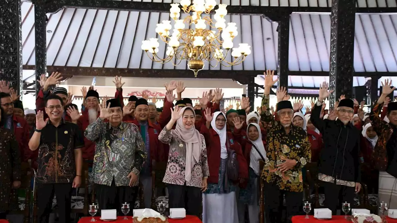 Suasana Haru Pelepasan Jemaah Haji Lansia di Purbalingga