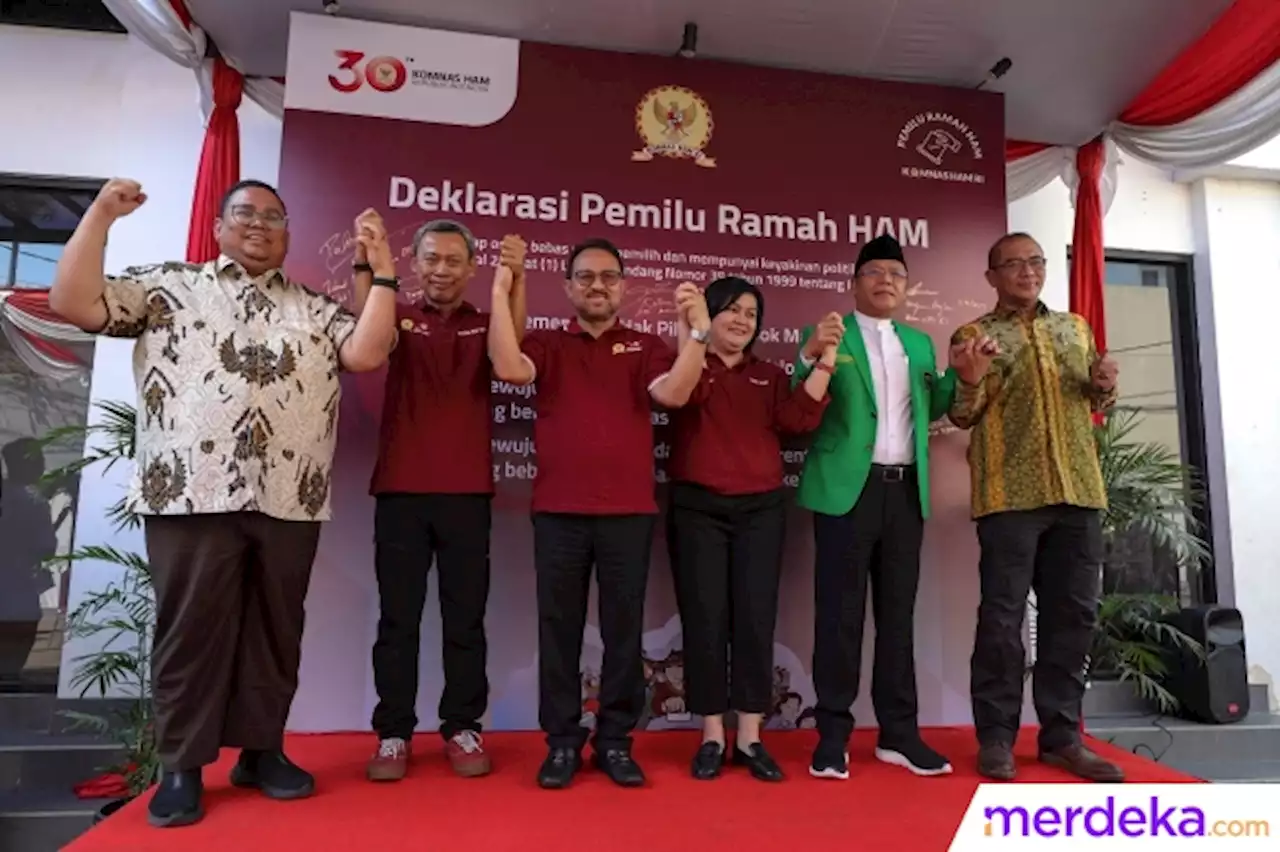 Foto : KPU hingga Bawaslu Gandengan Deklarasi Pemilu Ramah HAM | merdeka.com