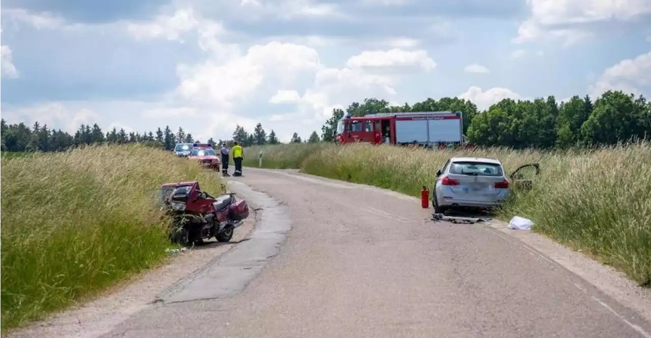 Biker prallt gegen BMW: Motorradfahrer und Schwangere verletzt