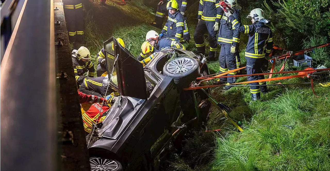 Vier Verletzte bei Unfall eingeklemmt