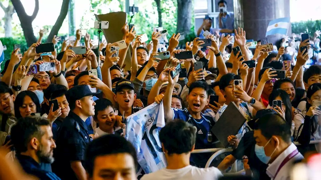 Messi y la Selección desatan la locura por las calles de Beijing | El equipo argentino campeón del mundo prepara sus amistosos con Australia e Indonesia