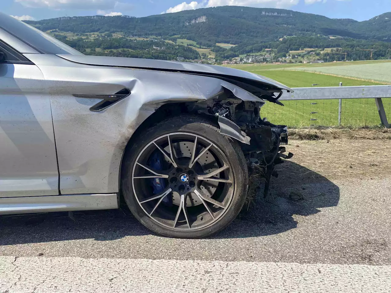 Oberbipp SO / Autobahn A1: BMW-Fahrer (21) kollidiert bei Selbstunfall mit Leitplanke