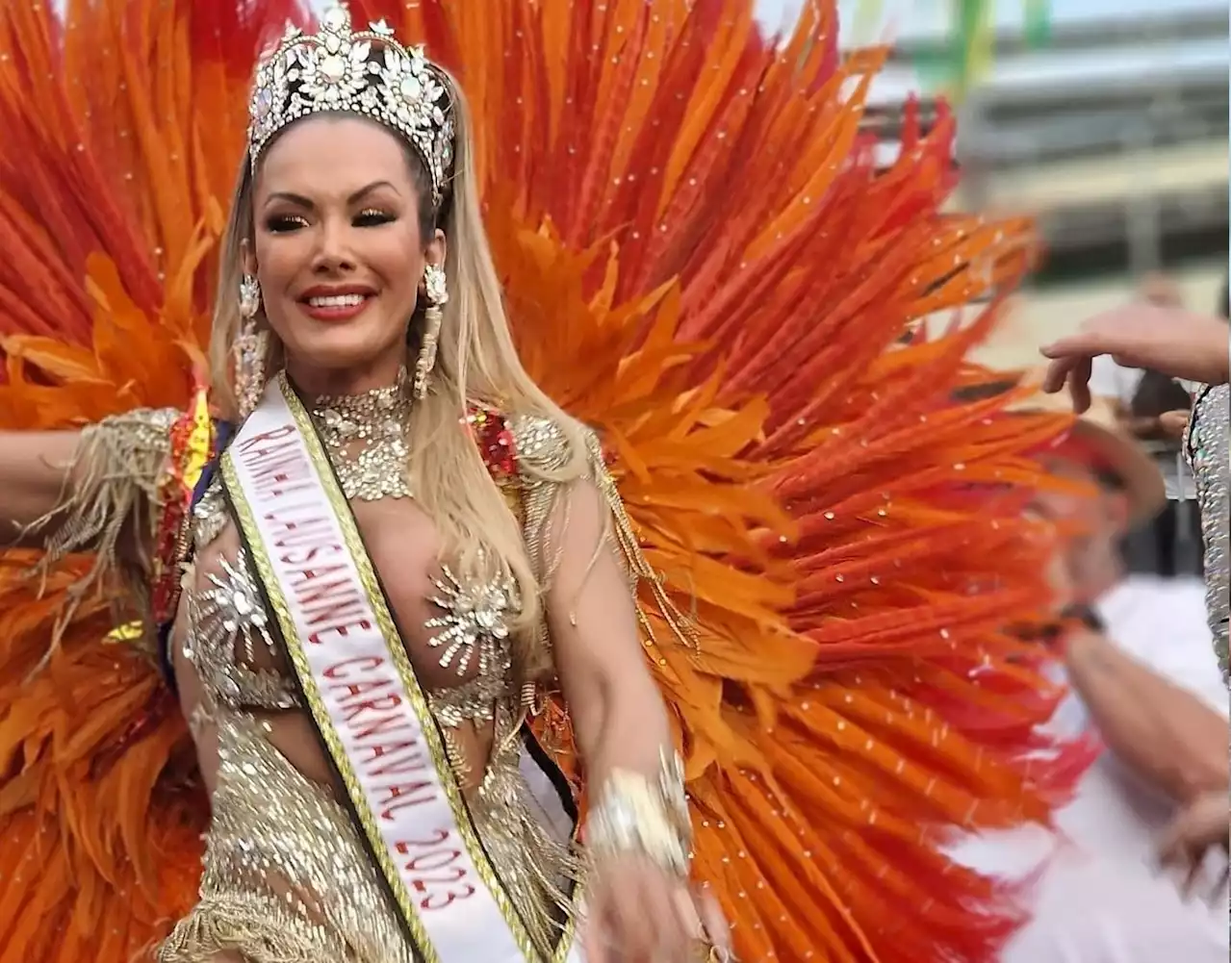 Rainha trans do carnaval de SP, Camila Prins desfila em Parada LGBT na Suíça