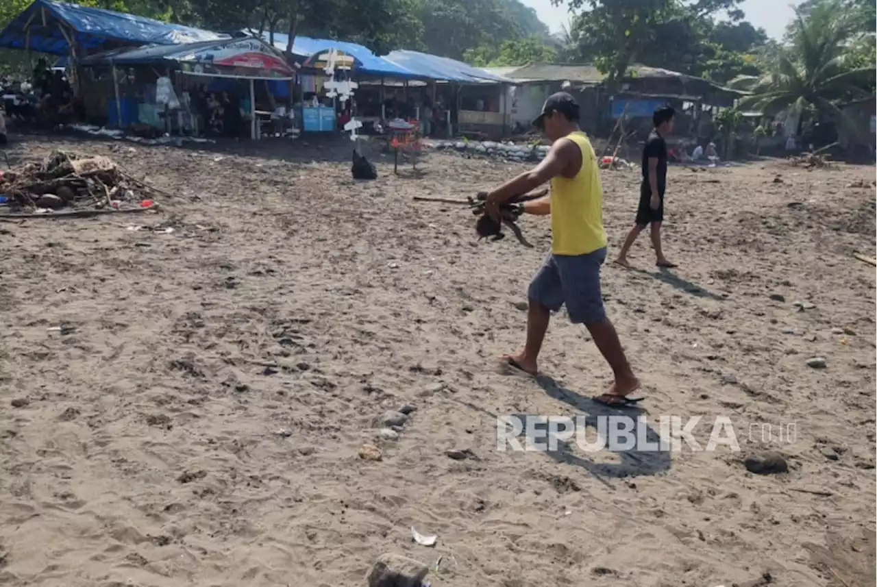 Ribuan Orang Bersih-Bersih Pantai Talanca Sukabumi |Republika Online