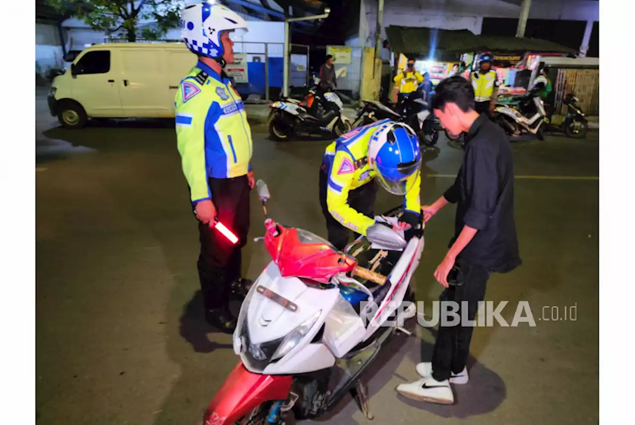 Satlantas Polres Indramayu Kejar Pengendara Motor Berknalpot Bising |Republika Online