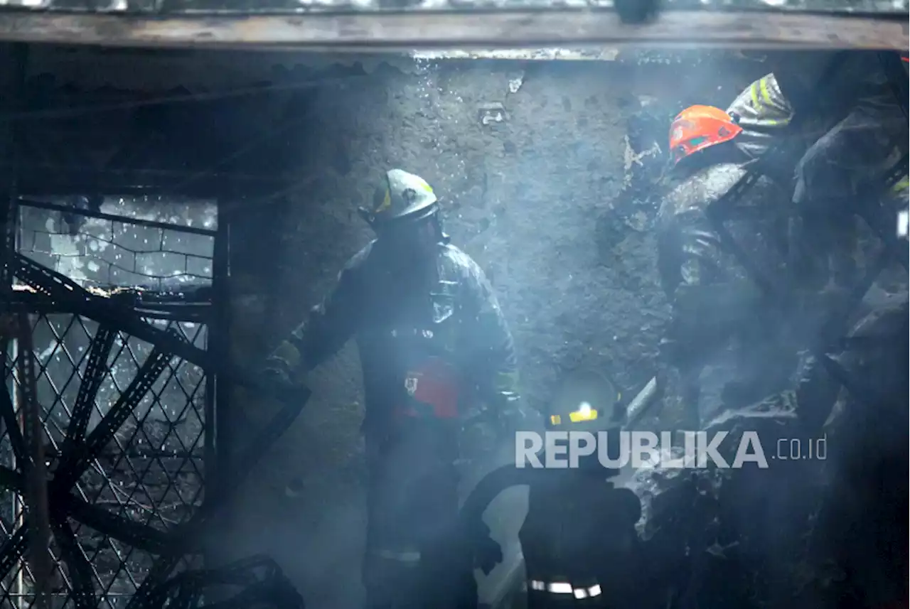 Toko Oleh-Oleh Terbakar di Pekanbaru, Seorang Ibu dan Dua Anaknya Meninggal |Republika Online