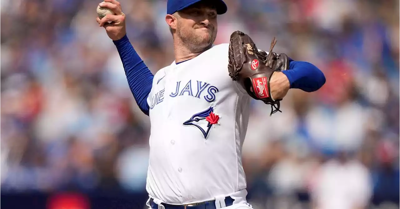 Twins rally with 7-run eighth to topple Blue Jays